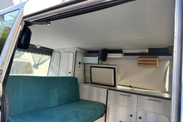 Intérieur moderne de camping-car avec canapé vert