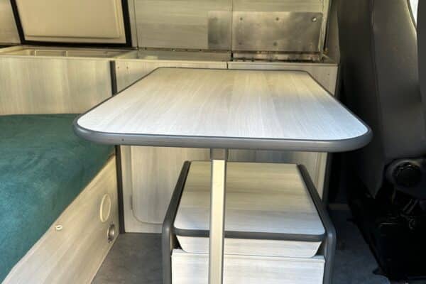 Moderne Inneneinrichtung von Campervan mit Tisch und Sitzen
