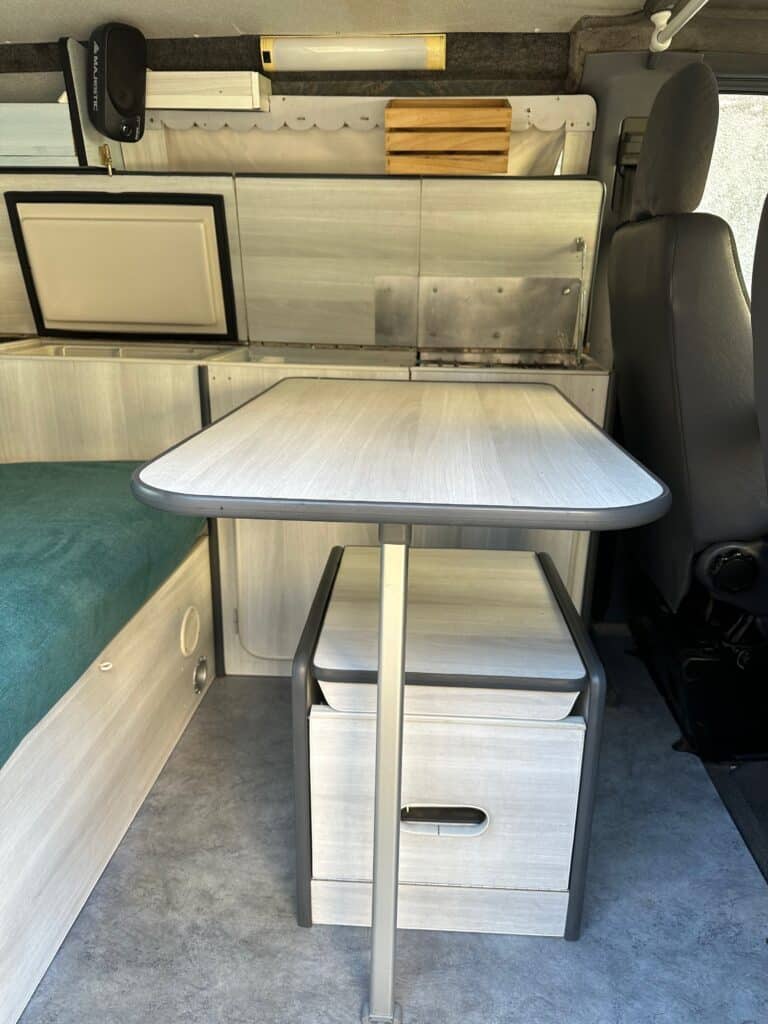Intérieur moderne de van aménagé avec table et sièges