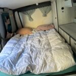 Intérieur confortable de camping-car avec lit douillet.