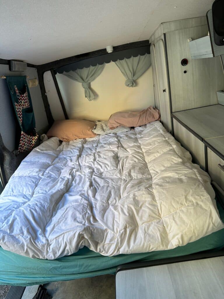 Intérieur confortable de camping-car avec lit douillet.