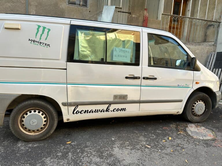 Fourgonnette blanche à vendre stationnée dans une rue