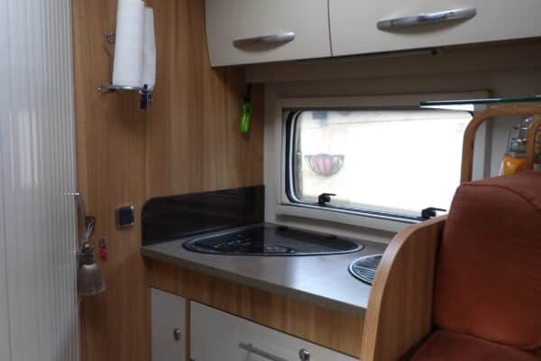 Intérieur moderne de caravane avec cuisine équipée