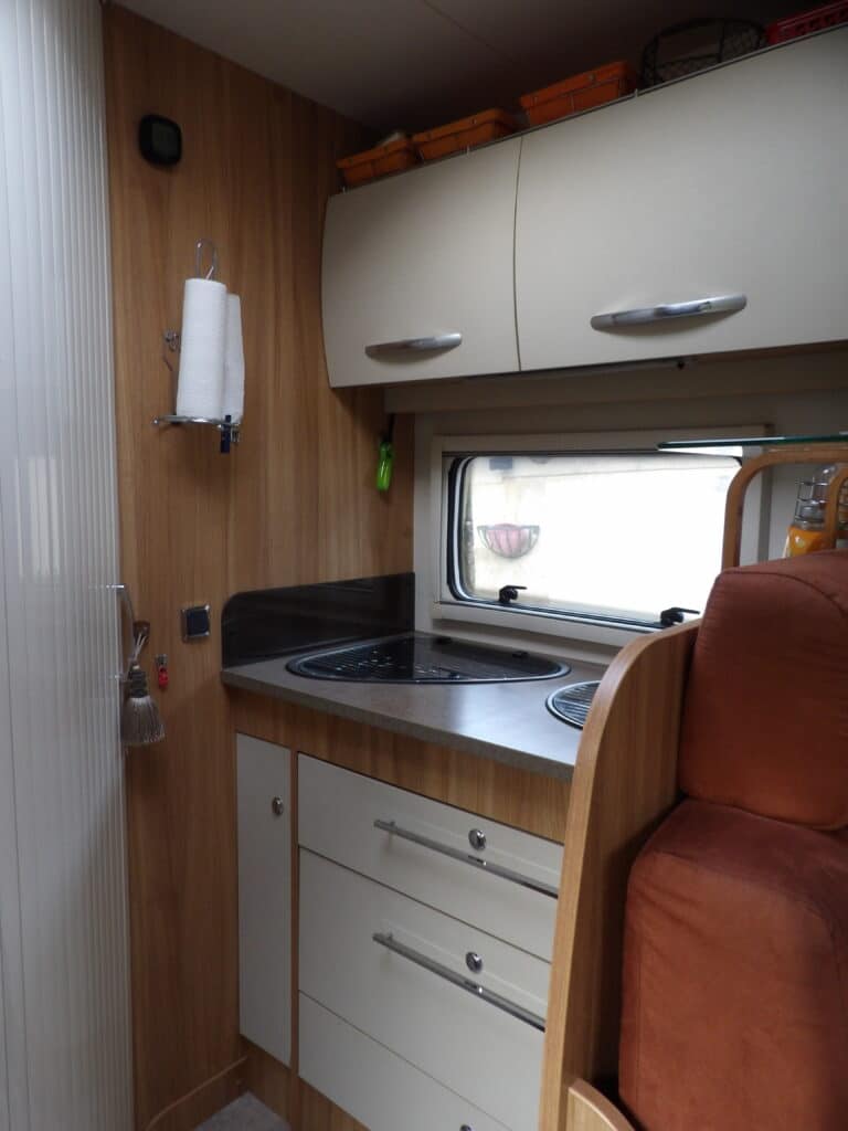 Intérieur moderne de caravane avec cuisine équipée