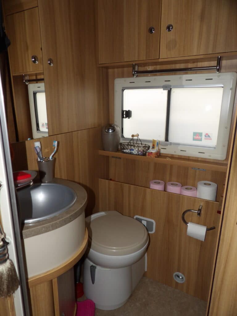 Intérieur compact de salle de bain de camping-car