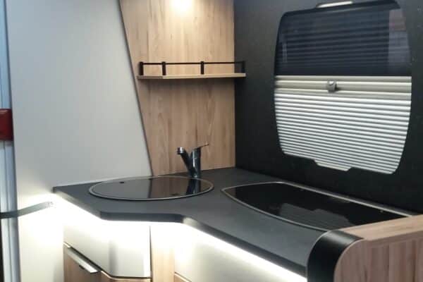 Cuisine moderne compacte avec éclairage intégré