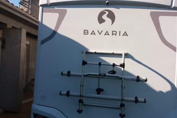 Arrière d'un camping-car Bavaria au soleil