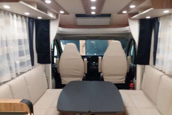 Intérieur moderne et spacieux d'un camping-car