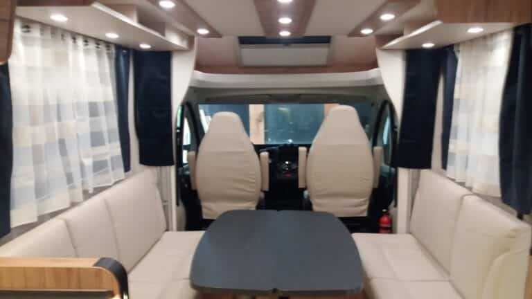 Intérieur moderne et spacieux d'un camping-car