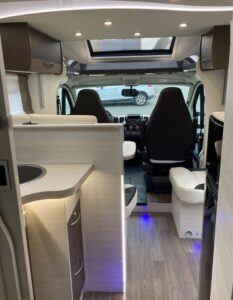 Intérieur moderne de camping-car luxueux