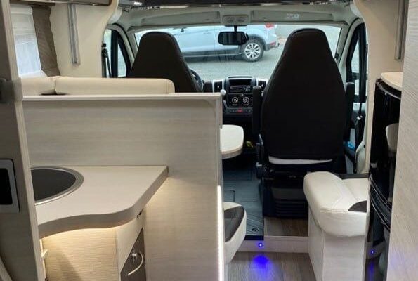 Intérieur moderne de camping-car luxueux