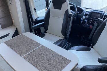 Intérieur moderne de camping-car avec sièges blancs