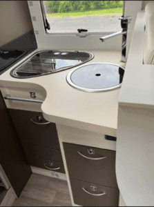 Intérieur moderne de camping-car avec cuisine équipée
