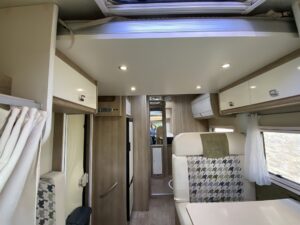 Intérieur moderne de camping-car avec éclairage LED