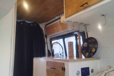 Intérieur cosy de van aménagé, style bois