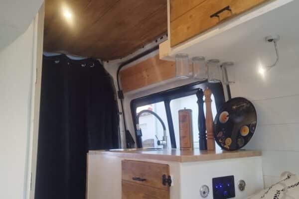 Intérieur cosy de van aménagé, style bois