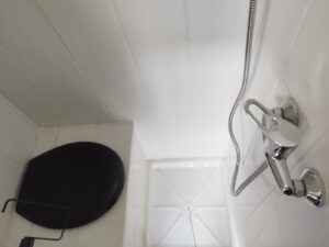 Douche avec pommeau chromé et siège noir suspendu