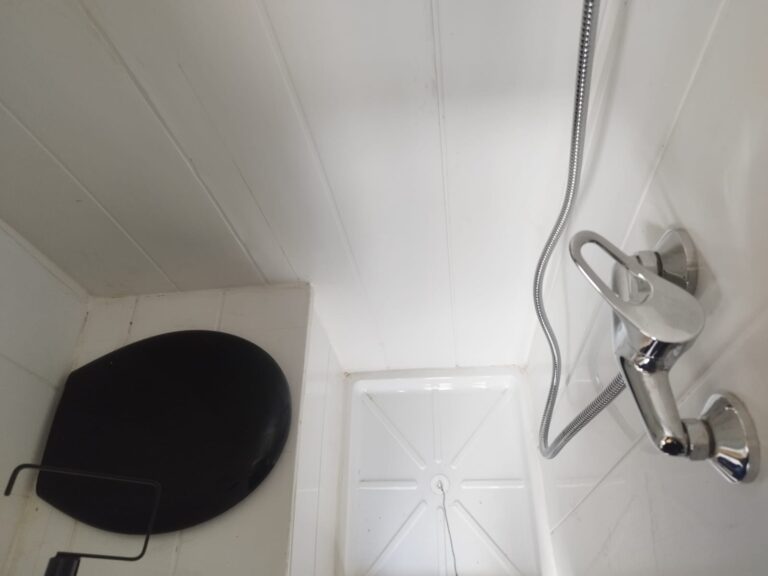 Douche avec pommeau chromé et siège noir suspendu