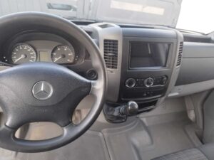 Intérieur de camion Mercedes, volant et tableau de bord