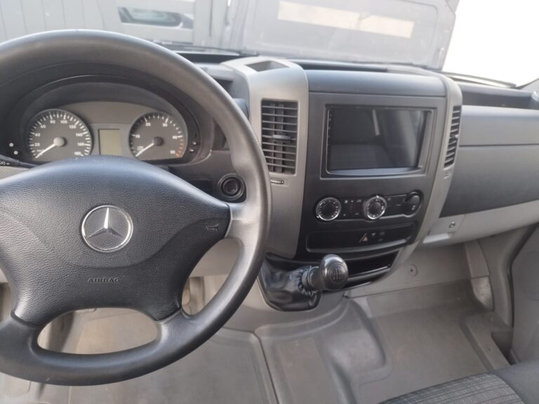 Intérieur de camion Mercedes, volant et tableau de bord