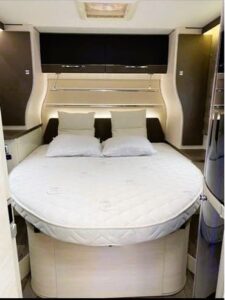 Intérieur cabine bateau avec lit rond confortable