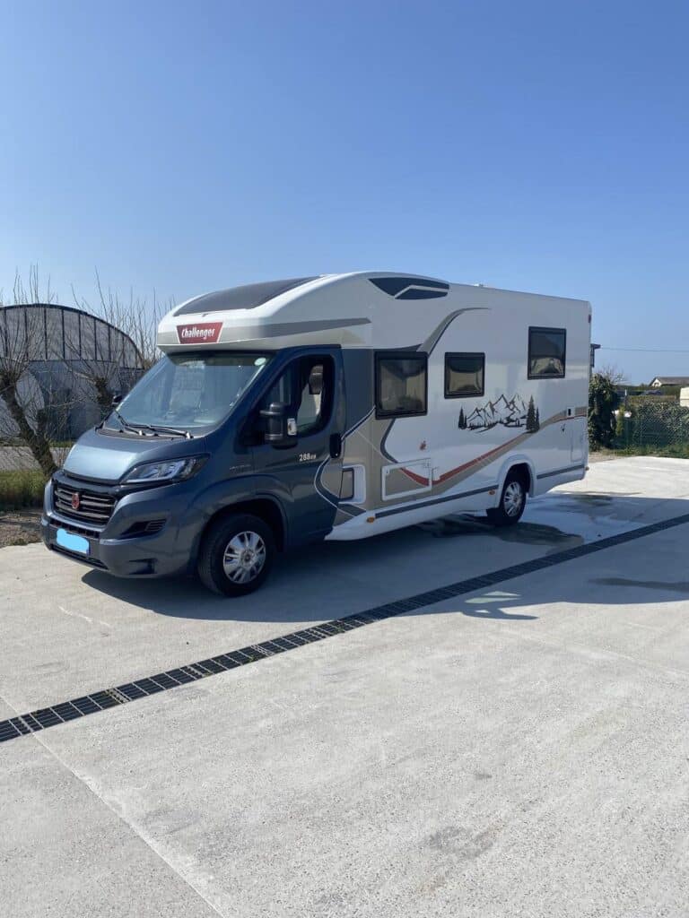 Camping-car moderne Challenger garé en extérieur