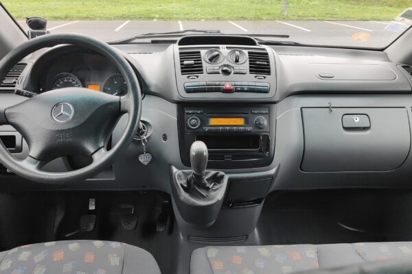 Intérieur moderne de voiture Mercedes avec volant visible