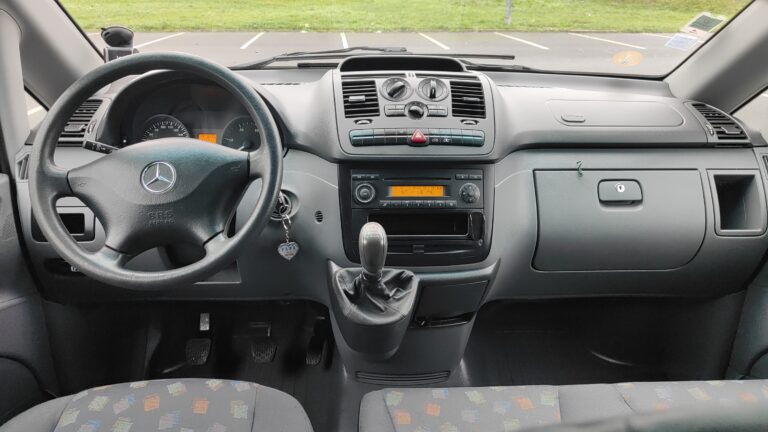 Intérieur moderne de voiture Mercedes avec volant visible