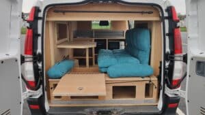 Intérieur d'un van aménagé en espace de vie