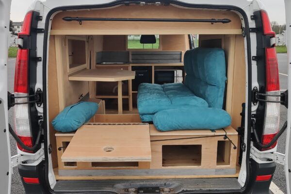 Intérieur d'un van aménagé en espace de vie