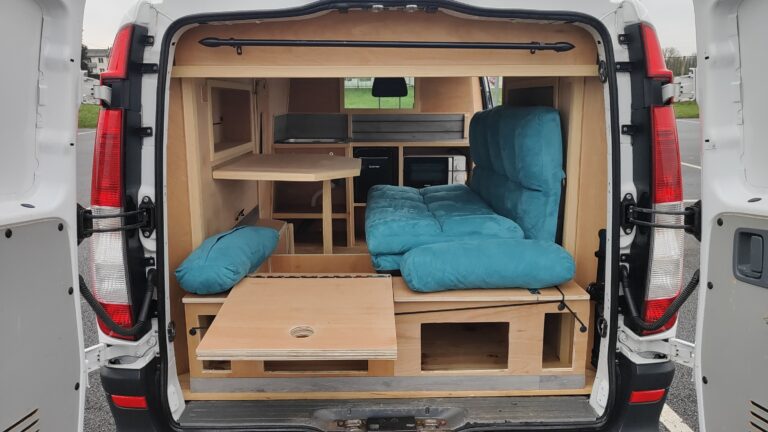 Intérieur d'un van aménagé en espace de vie