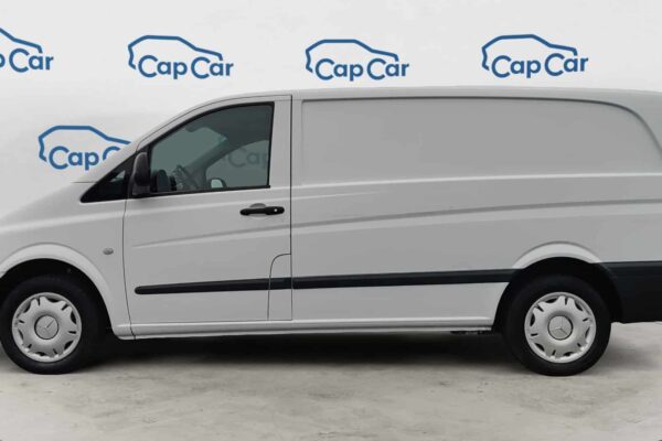 Fourgonnette blanche Mercedes stationnée