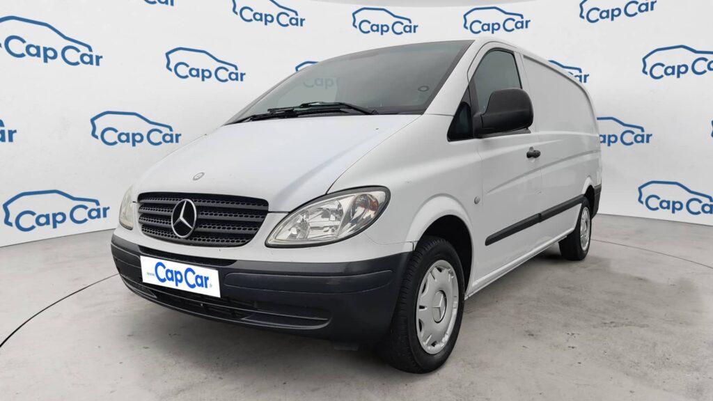 Fourgonnette Mercedes blanche devant logo CapCar