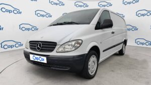 Fourgonnette Mercedes blanche devant logo CapCar