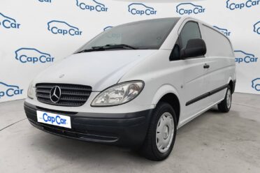 Fourgonnette Mercedes blanche devant logo CapCar
