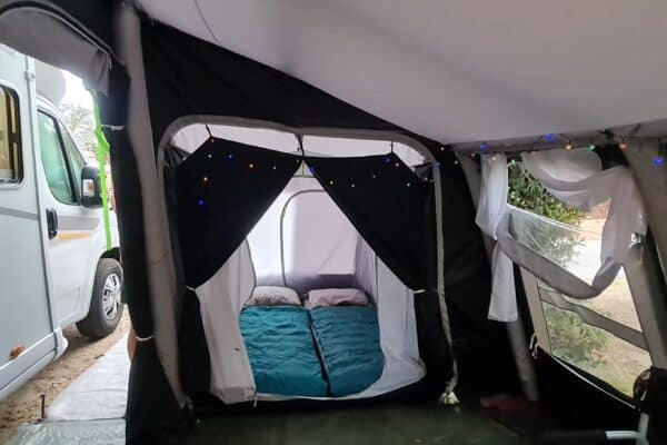 Tente de van aménagée avec lumières colorées