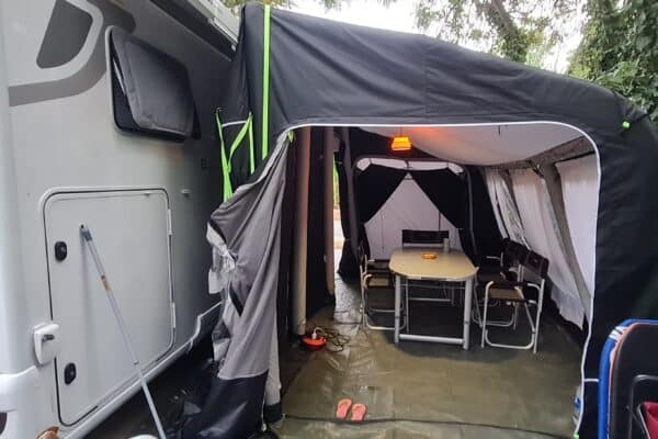 Auvent de caravane avec coin repas éclairé