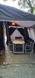 Tente de camping avec table, chaises et éclairage
