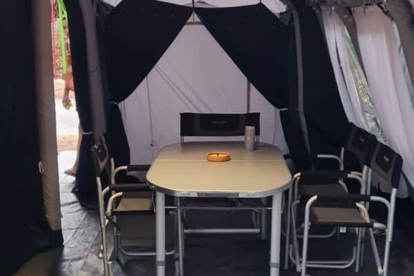 Tente de camping avec table, chaises et éclairage