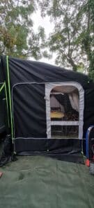 Tente de camping noire avec porte ouverte