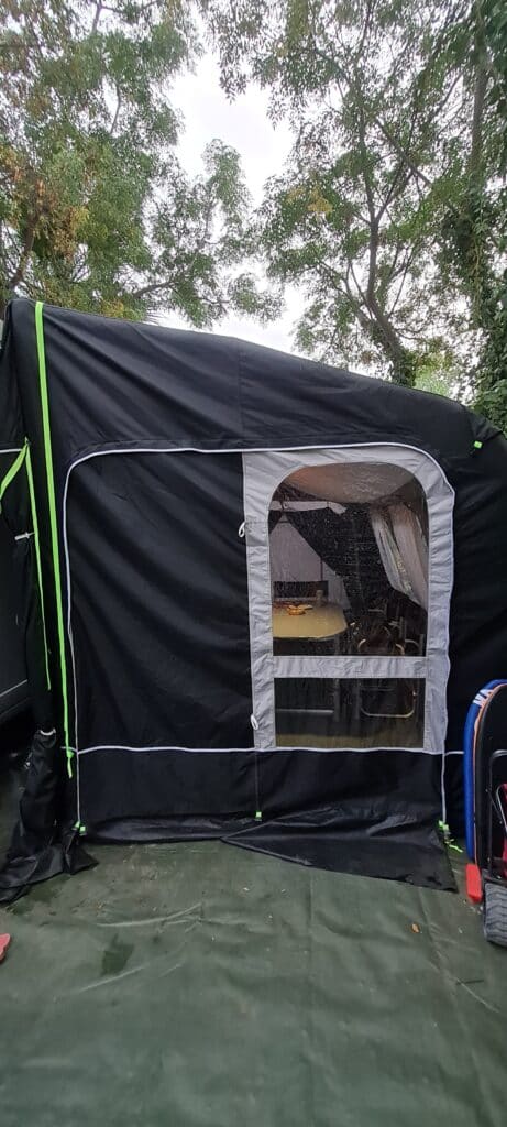 Tente de camping noire avec porte ouverte