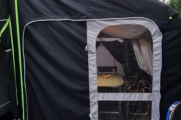 Tente de camping noire avec porte ouverte