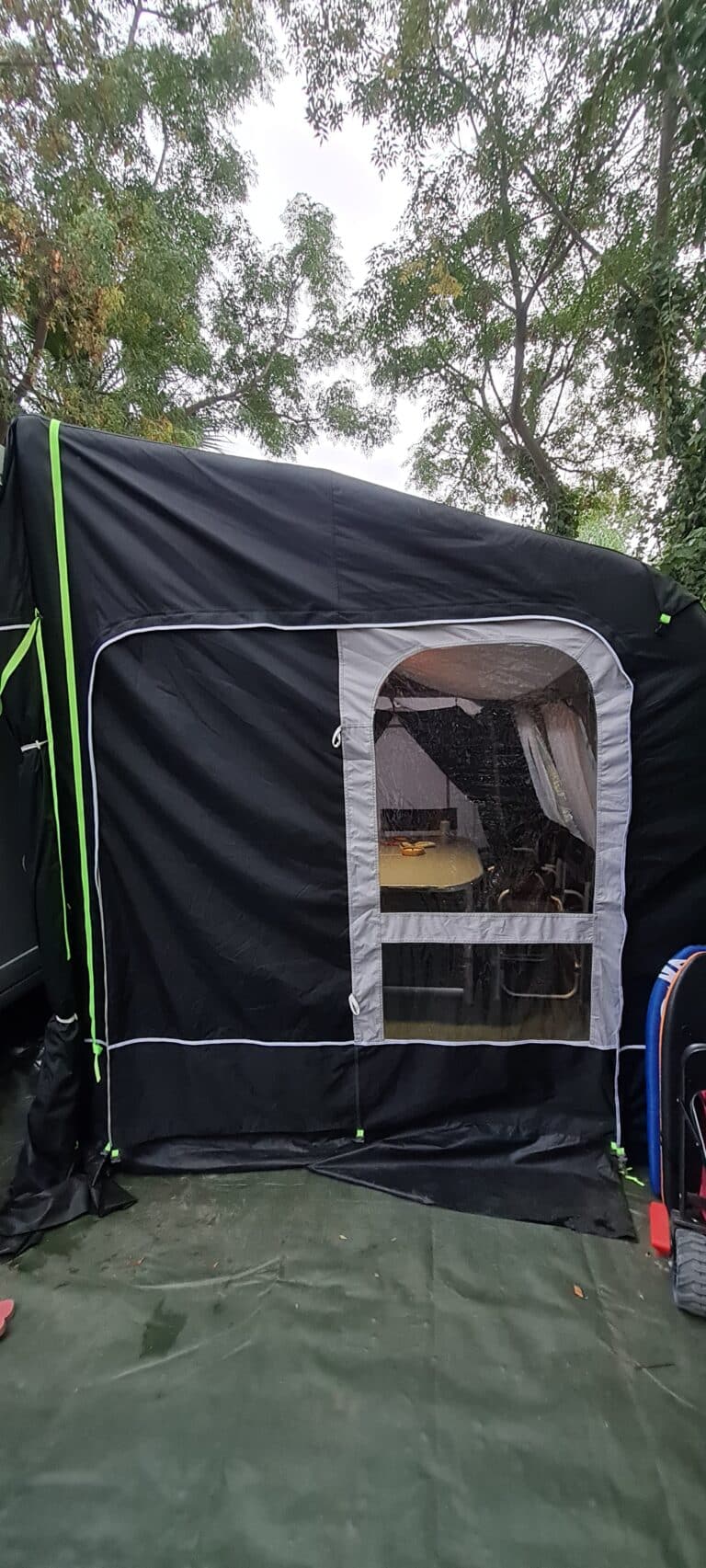 Tente de camping noire avec porte ouverte