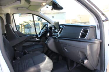 Intérieur élégant de voiture moderne avec sièges noirs