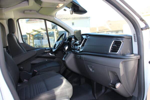 Elegante Innenausstattung eines modernen Autos mit schwarzen Sitzen