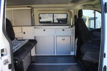Intérieur moderne de fourgonnette aménagée