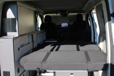 Intérieur de van aménagé moderne et fonctionnel