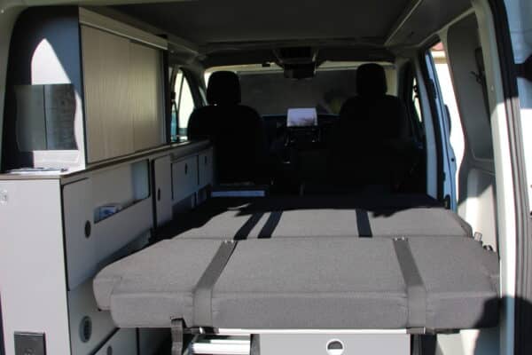 Moderne und funktionale Innenausstattung von Campervan