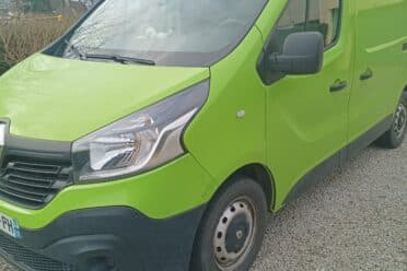 Fourgonnette verte stationnée en extérieur