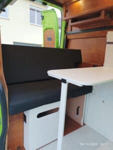 Intérieur moderne de camping-car avec mobilier en bois